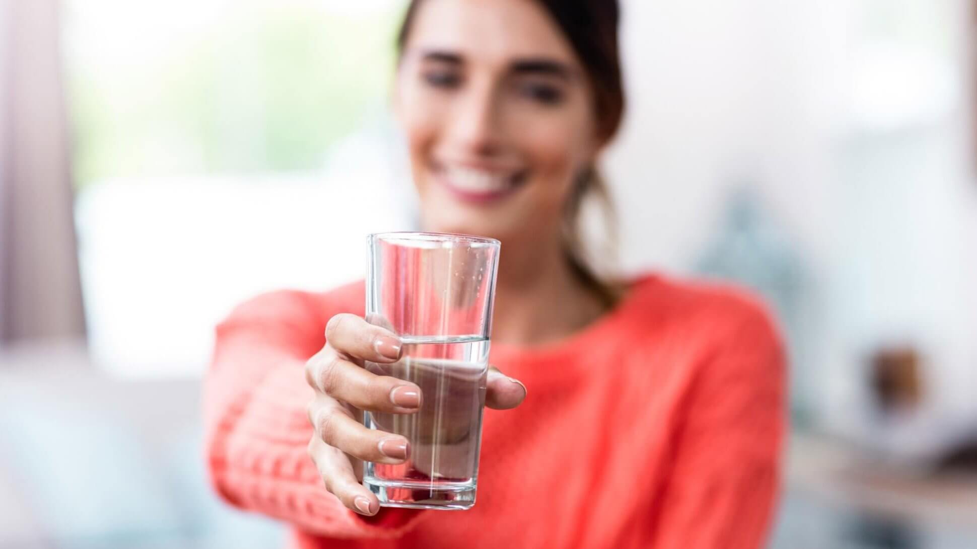 Mantener una buena hidratación puede mejorar tu rendimiento laboral